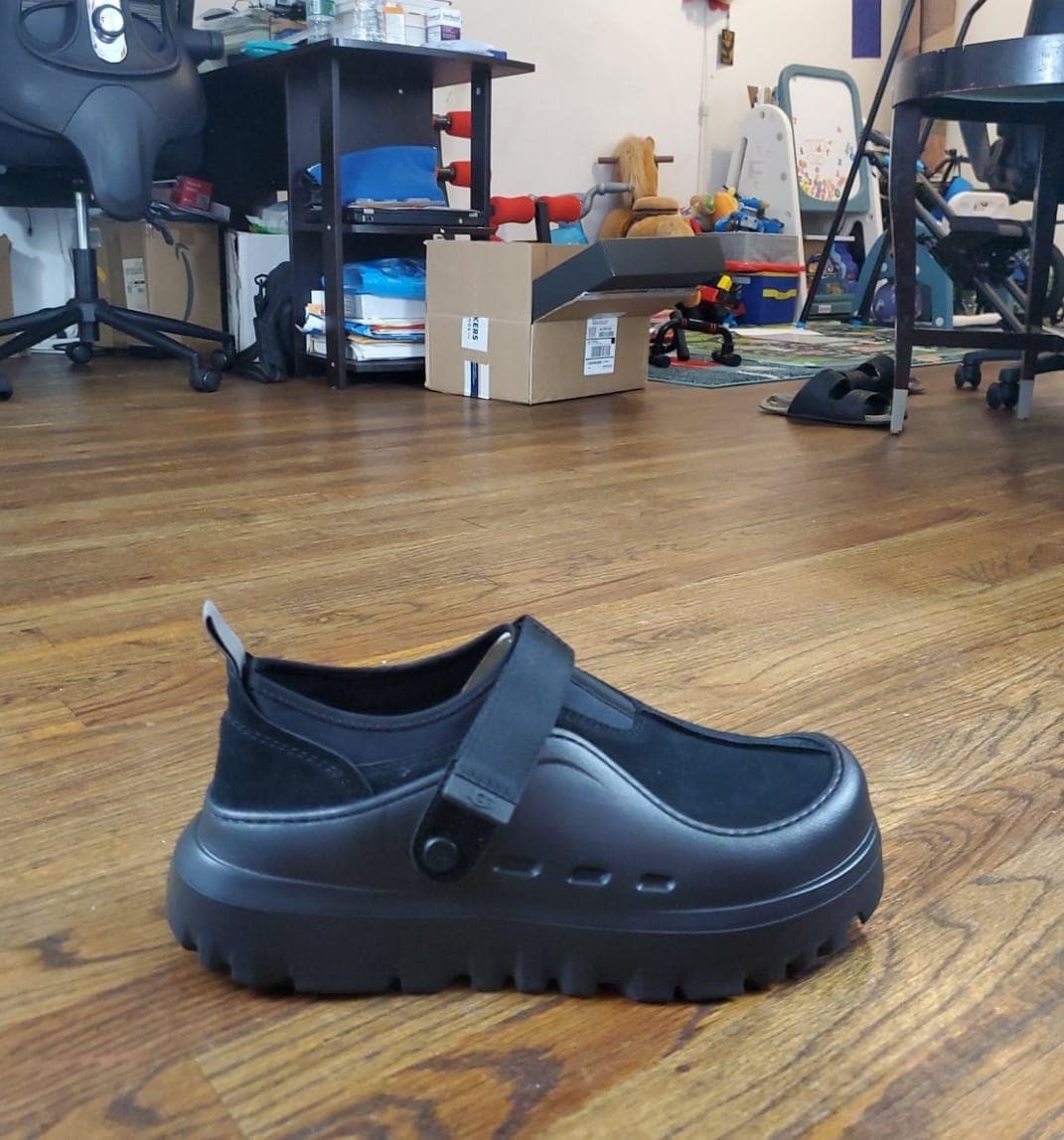 Real-time Android product capture of a black shoe before Portrait Drop Professional Studio Finish